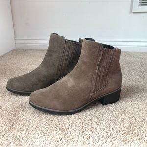 NWOT Reef Voyage suede boots, size 9